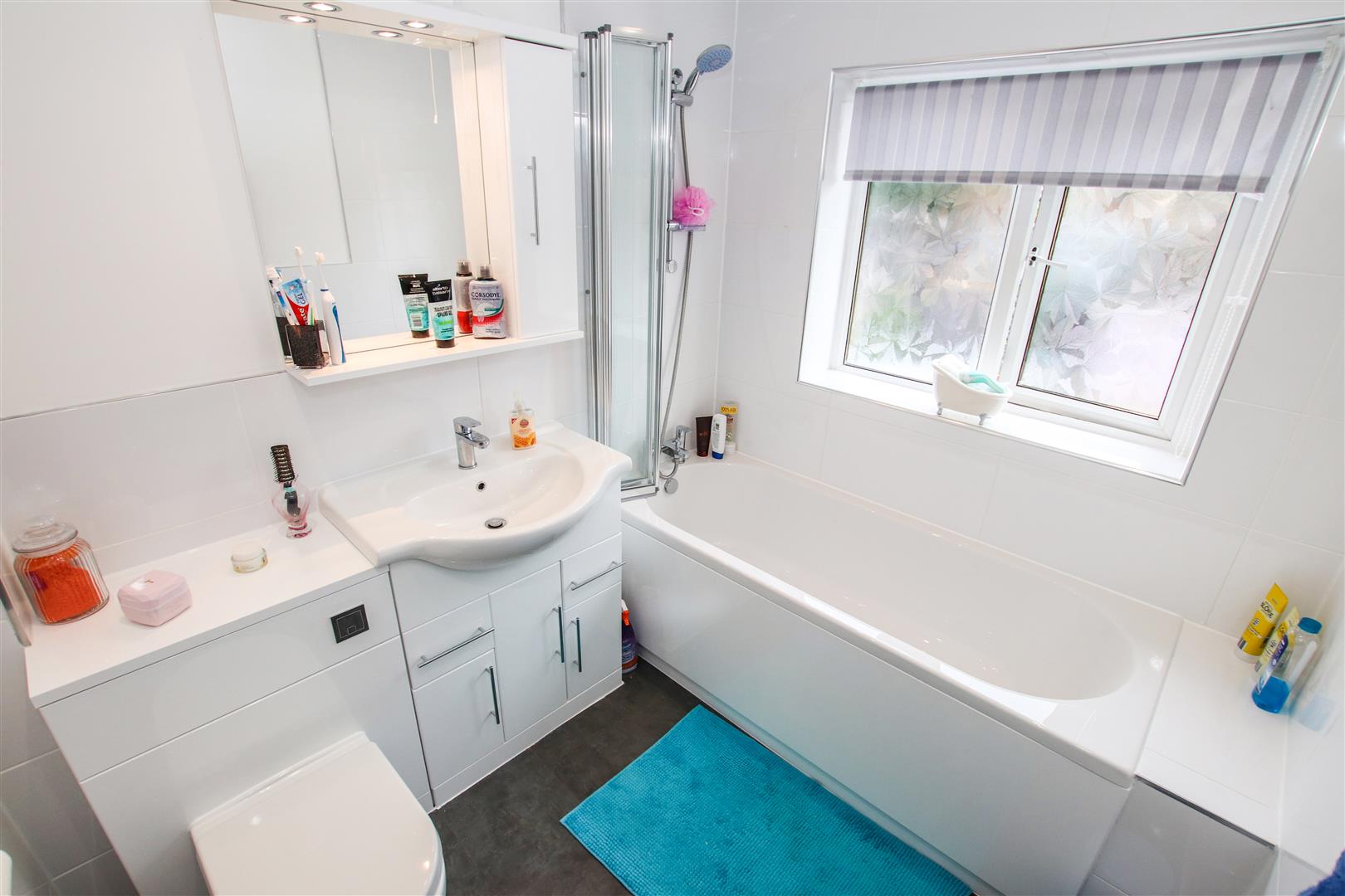 MODERN BUILT IN FIRST FLOOR BATHROOM